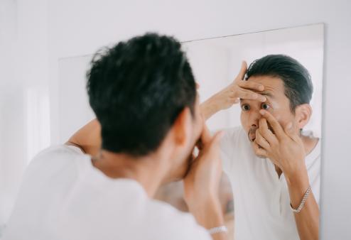 Man putting contact lenses in